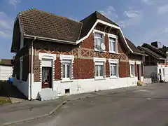 Des habitations groupées par deux.