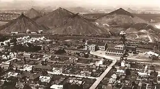 Vue sur l'ensemble des terrils et sur la fosse no&nbsp;11. Le puits no&nbsp;19 (à droite) est en cours de fonçage.