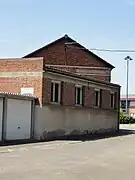Le magasin et la salle de paye.
