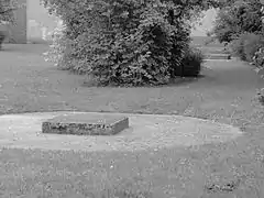 Le puits no&nbsp;15 dans son environnement, le puits no&nbsp;15 bis est en arrière-plan.