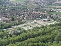 Le carreau de fosse et les cités vus depuis le terril no&nbsp;74A.