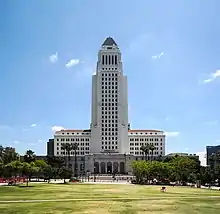 Grande tour blanche avec deux plus petits bâtiments accolés à gauche et à droite.