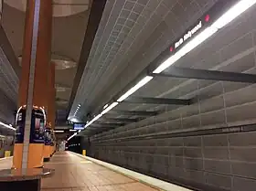 Vue de toute la longueur du quai. La voie se trouve à la droite de l'image.