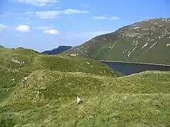 Vue de Lough Salt au pied de Loughsalt Mountain.