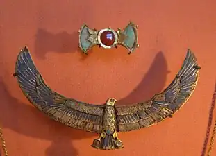 Pectoral et boucle de cheveux trouvés sur la momie attribuée au prince Khâemouaset, fils de Ramsès&nbsp;II
