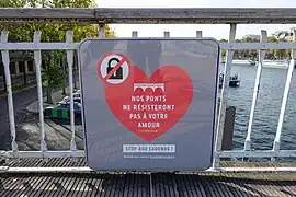 Panneau de la campagne « Stop aux cadenas ! » de la Mairie de Paris, sur la passerelle Débilly, photographié en novembre 2016.