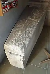 Sarcophage en pierre blanche, vu du dessus.