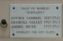 Plaque en mémoire de trois hommes fusillés par les Nazis sous l'Occupation.