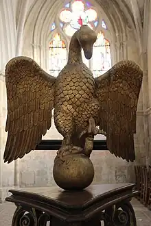 Vue de détail du lutrin XVIIIe&nbsp;siècle en forme d'aigle figuré les ailes déployées et installé sur un globe terrestre