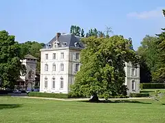 Le « château d'Hérivaux », bâtiment conventuel profondément modifié des XVIIe et XVIIIe&nbsp;siècles. À gauche, une tour qui fait partie des communs construits en 1820.