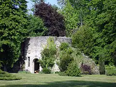 Ruines du château d'En-Bas, château féodal des Bouteiller de Senlis du début du XIIIe&nbsp;siècle appelé aussi château de la Motte.