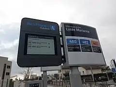 Panneau d'arrêt et d'information voyageur au Lycée Marianne.