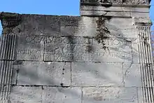 Détail, l'inscription de dédicace
