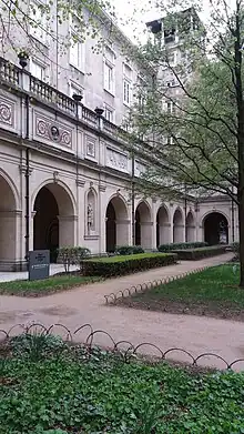 Bâtiment en pierre avec des arches et une tour.