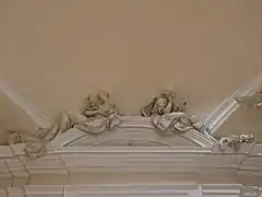Sculptures de femmes et d'angelots.