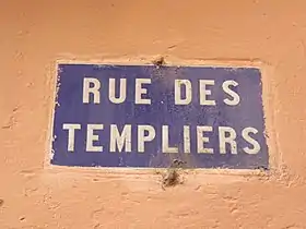 Voir la plaque.