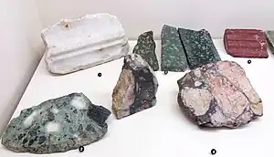 Marbre blanc de Carrare (Luni, Italie) (1) ; marbre vert antique (Thessalie, Grèce) (2) ; porphyre vert (Sparte, Grèce) (3) ; marbre rouge antique (cap Matapan, Tenare, Grèce) (4) ; marbre africano (Téos, Turquie) (8).