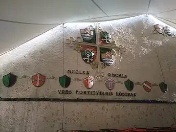 Mur d'écus du mémorial du 7e&nbsp;centenaire des franchises de Nugerol
