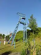 Une reproduction du chevalement du puits no&nbsp;5.