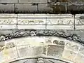 Archivolte et frise du portail.