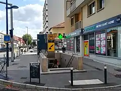 L'entrée du côté des no&nbsp;impairs.