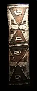 Bouclier. Bois, pigments, H. 140&nbsp;cm. Star mountains, Papouasie-Nouvelle-Guinée. 1900-1950