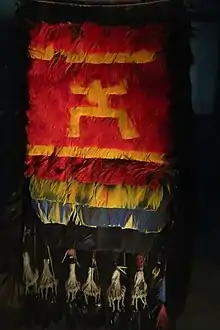 Élément d'une coiffe olok. Peuple Wayana. Plastron masculin passé au dos du danseur. Détail, L. 30&nbsp;cm.