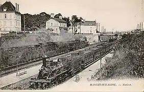 La gare au début&nbsp;du&nbsp;XXe&nbsp;siècle, avec, au second plan, une célèbre rame « Bidel » de voitures à impériales, les unes ouvertes, les autres fermées.