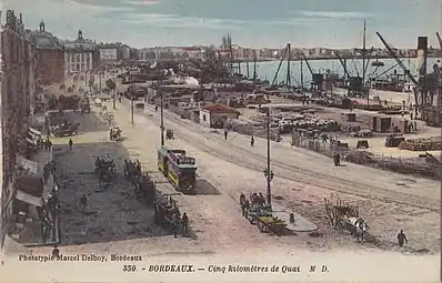 Le portL'activité industrielle y est intense, plusieurs bateaux sont en train d'être déchargés.