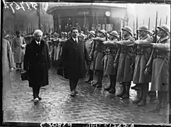 Un détachement du 43e&nbsp;RI présente les honneurs à Édouard Herriot et Henri Jaspar, à Lille le 16 novembre 1927.