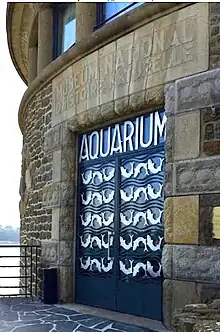 Porte de l'ancien Aquarium de Dinard (résidence Castelbrac).