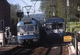 MS 61 et Z 23000 en livrée bleue au passage à niveau n° 20 de la gare du Guichet.