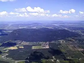 Le mont Yamaska vu des airs en parapente à 1&nbsp;300&nbsp;mètres d'altitude.
