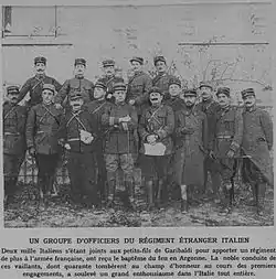 Un groupe d'officiers italiens du régiment étranger de la Légion étrangère, au centre avec la badine, le lieutenant colonel Peppino Garibaldi, le 24 janvier 1915.