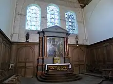 Le maître-autel, le tableau Adoration des mages et les stalles du chœur.