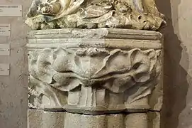 Chapiteau à trois feuilles.