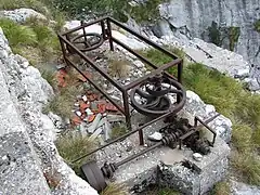 Système de treuil à l'extérieur d'un ancien abri des carriers