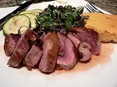 Magret de canard accompagné de mâche.