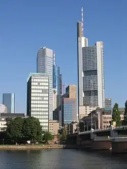 La Commerzbank Tower au sein du quartier d'affaires de Francfort-sur-le-Main.