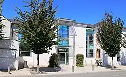 Photographie en couleurs d'une mairie (bâtiment administratif) à Aureilhan, en France.