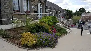 La mairie et l'école.