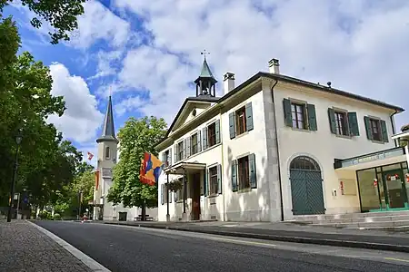 L'église et la mairie.