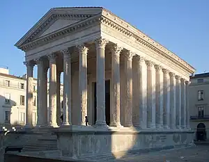 Maison Carrée de Nîmes, temple à l'architecture typique du Ier siècle.