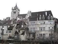 Maison côté canal et collégiale Notre-Dame de Dole.