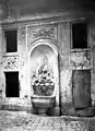 Fontaine dans la cour du no&nbsp;10 en 1892 (bâtiment détruit).