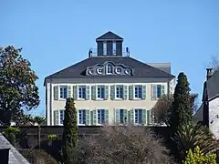 Photographie en couleurs d'un vieille immeuble en hauteur.