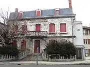 Maison bourgeoise fin XVIIe/début XVIIIe&nbsp;siècle : ordonnancement, symétrie de l'édifice, garde-corps et balustres, fronton triangulaire.