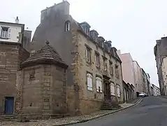 Autre exemple de polylithisme, la maison de la Fontaine (XVIIIe siècle).