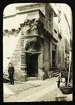 Le pan coupé et la porte photographiés en 1886 par Jean-Auguste Brutails.