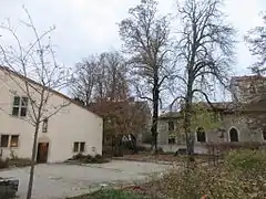 Lieu entre église et maison, où Jeanne entend et voit ses premières apparitions en 1420.